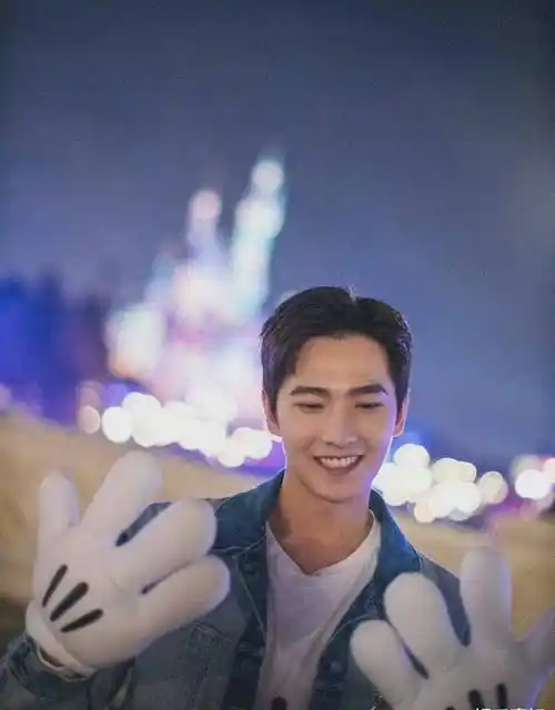 杨洋迪士尼游园梦幻写真,玩泡泡机,坐旋转木马,牵着彩色气球_于途