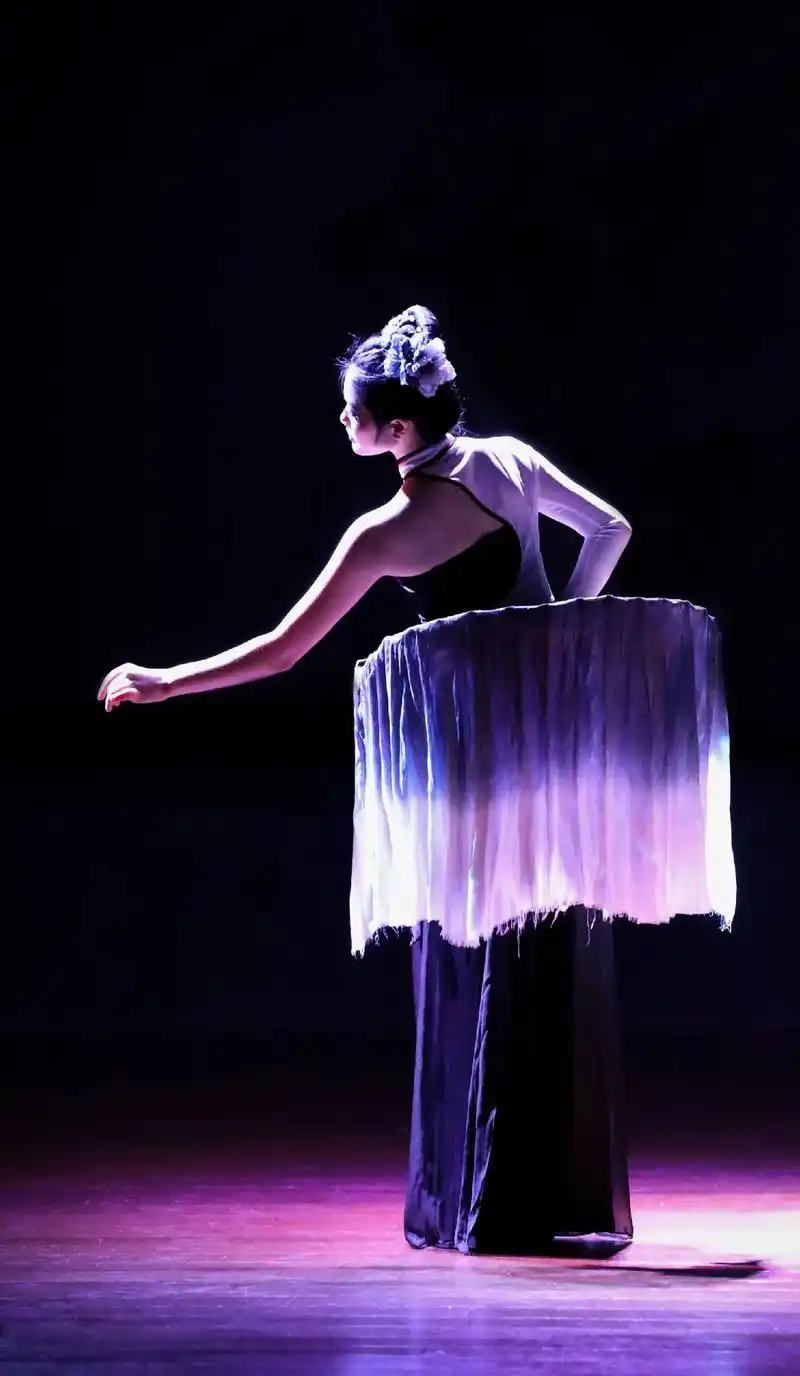 《孤月杳然》"孤月映水吟,无踪无影.幽寄思无边,空山杳然" - 抖音