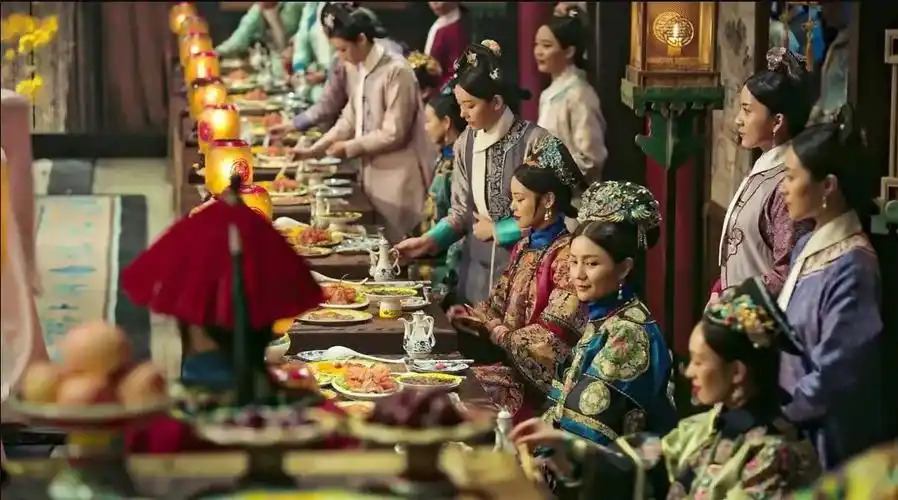 若非宴会或有特别旨意,皇帝吃饭都是独桌进食,任何人不得与皇帝同桌