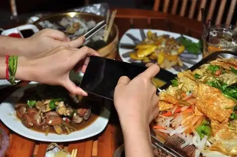 吃宵夜说说心情半夜吃夜宵该怎么发朋友圈