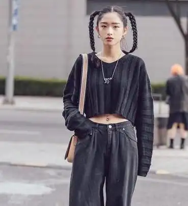 一般喜欢扎两个麻花辫的都是很可爱的女孩