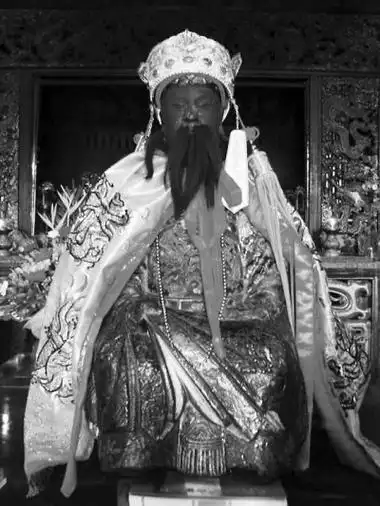 新闻中心 台湾新闻  当年,龙海白礁慈济祖宫在雕刻保生大帝金身时,用