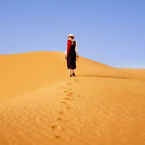 沙漠女生背影头像图片远景