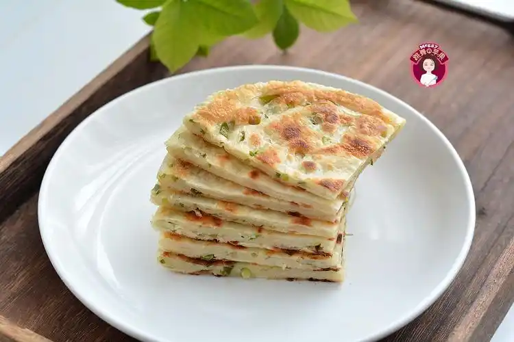 外酥里嫩的葱花饼,凉水还是热水揉面?跟我学,全会了