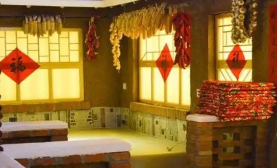 屋子里还会有一面或两面火墙,厨房或卧室内还会有一个铸铁火炉.