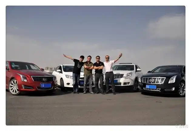 店总系列之凯迪拉克到此结束,放两张合影,感觉一下男人与车在一起的
