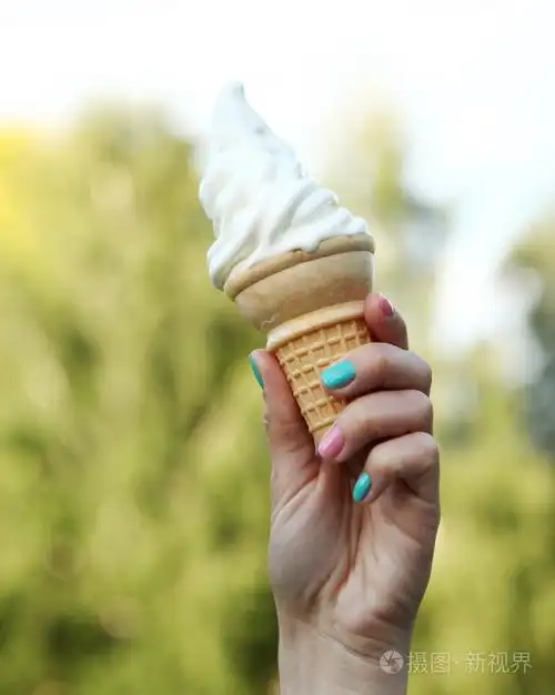在女人手中的冰淇淋蛋筒