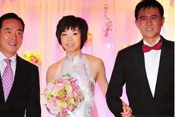 的时候,处处为她考虑的母亲,竟想让她嫁给大她整整二十岁的大富豪徐威