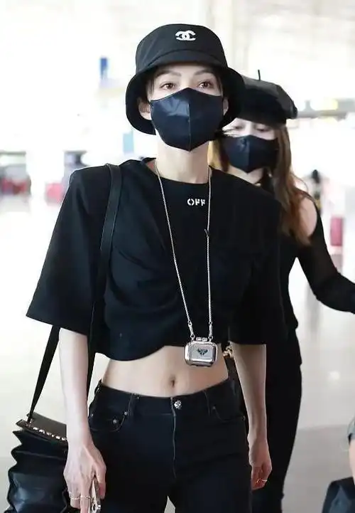 张韶涵真是小个子的穿搭教科书穿露脐装亮相身材气质绝佳