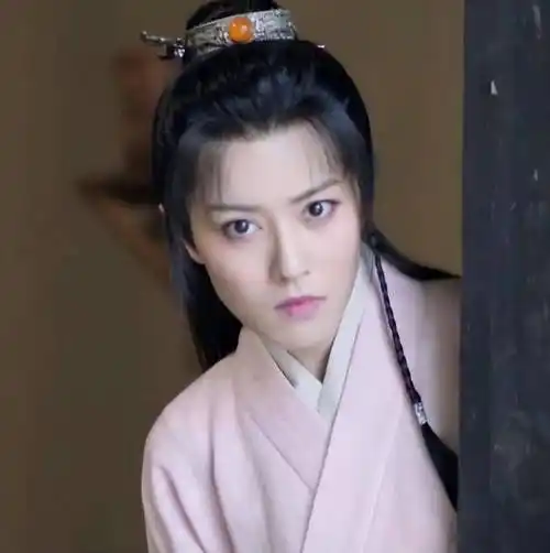 在《小女霓裳》中,她再次凭借自己优秀的外貌,收获无数观众的喜爱.