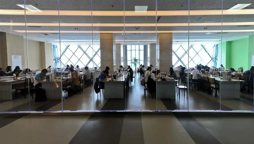 参观郑大西亚斯国际学院图书馆