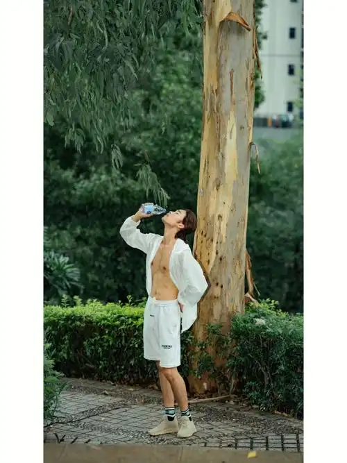 这是瘦瘦的男生拥有的身材吗