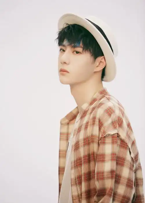 王一博东京出发##王一博机场红色格子衬衫造型##王一博