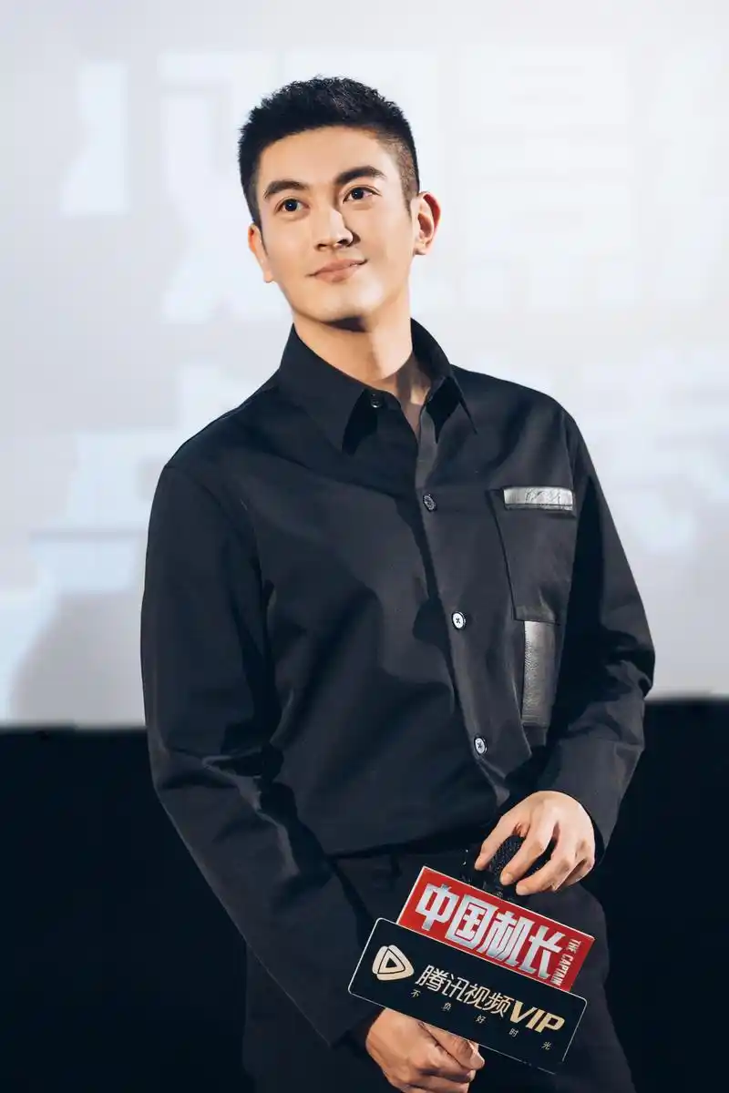 昨晚,杜江与《中国机长》剧组现身北京映后见面会.