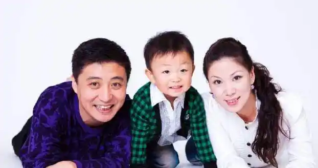 相声演员周炜:今45岁满头白发尽显沧桑,与女子站在一起像父女_妻子