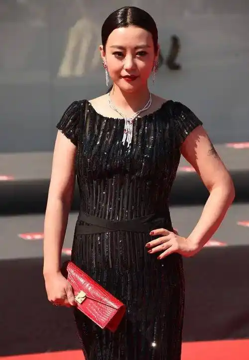 郝蕾的丰满身材真绝了,穿黑色亮片连衣裙尽显熟女魅力,太撩人_女性