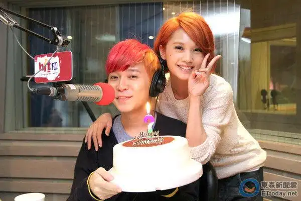 杨丞琳电台送惊喜为吴青峰庆生吴15年没庆生了图