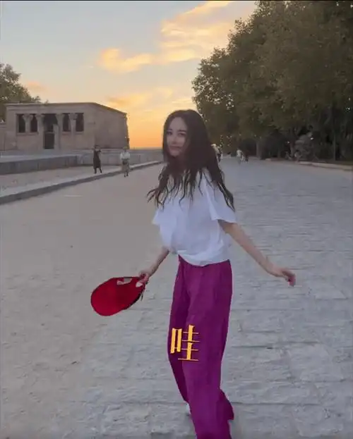 杨幂分享旅行瞬间,俏皮可爱宛如少女,疑为小糯米买礼物尽显母爱