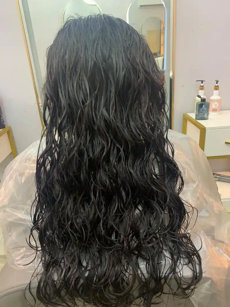 法式烫发失败告终 图一是我给托尼的照片 图二是湿发样子;图三是吹干