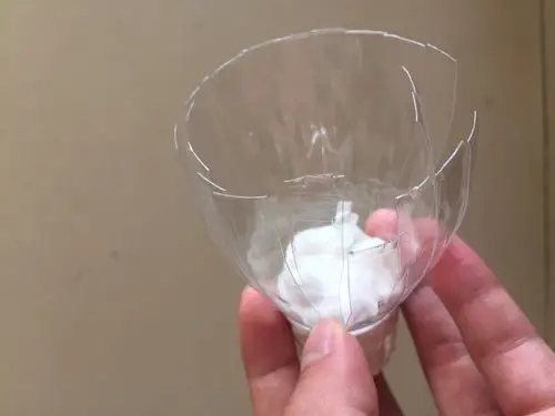 6.美化修饰后,一只自制羽毛球完成了.