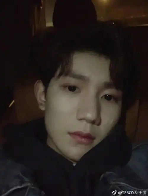 王源自拍照