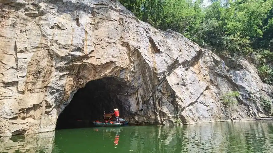 一水穿开岩底石 ,片错引入洞中天———儋州石花水洞地质公园
