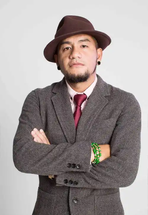 张震岳在事业上获得了很好的成果,在生活中也十分幸福,他与老婆未婚先