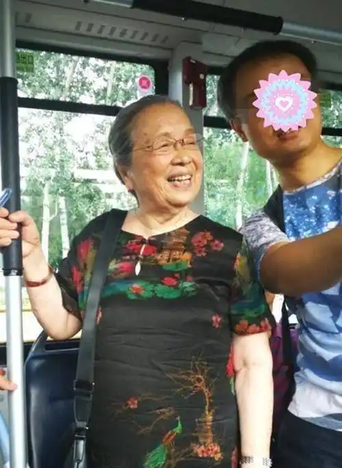 原创原创容嬷嬷李明启现状如何耐心与粉丝拍照84岁身体仍康健