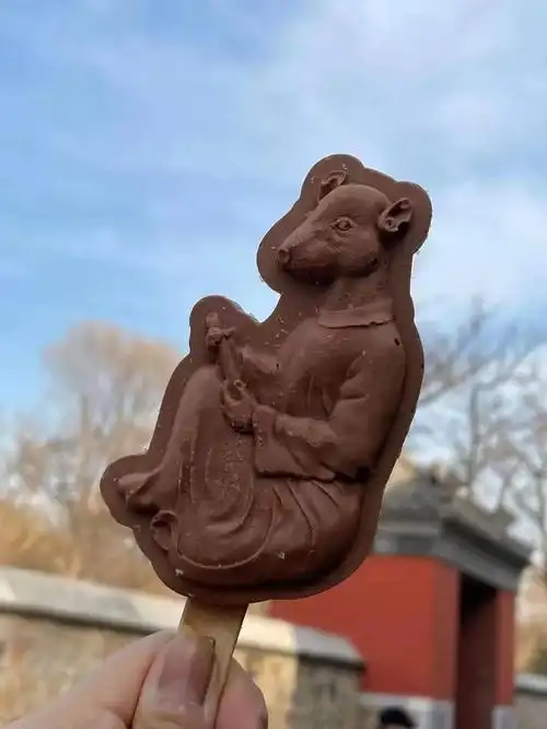 受此激励,去年底,配合马首铜像回归展,圆明园又在展期内贩售兽首造型