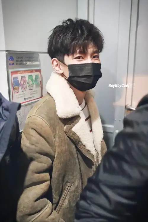 钟爱王源戴口罩的模样 像机场里的小甜心