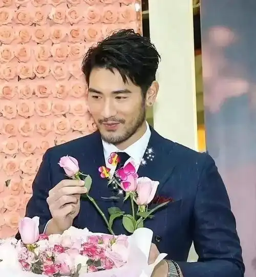 心中的焦俊艳高以翔,温暖自己年轻的心,引起网友热议__财经头条