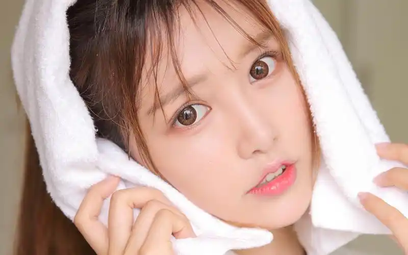 运动服美女性感写真高清电脑桌面壁纸