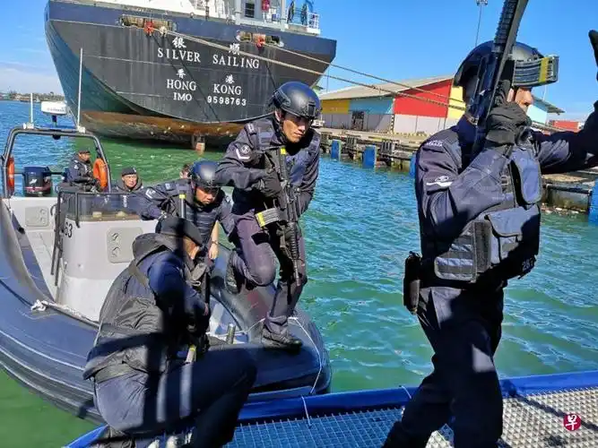 与文莱皇家警察海岸卫队警员进行交流