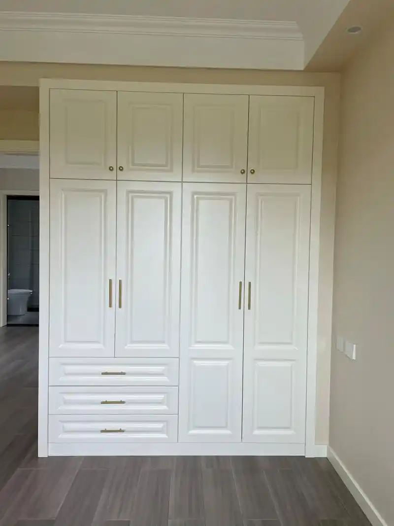 没有翻车的象牙白衣柜! 木工打的柜子,定制的柜门,效果貌似还可以.