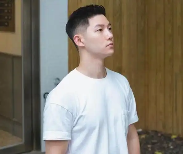男生"两边剃光,中间留长"的发型,这4款很帅气,不要剪错了