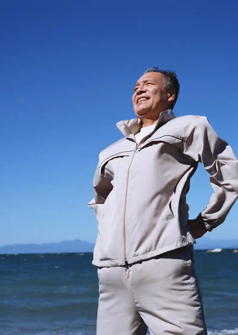 老人海边健身图片运动海边老年人老人健身