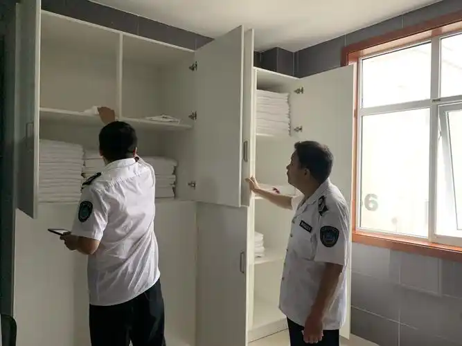 设置专用密闭布草衣柜用于储藏毛巾,垫巾等公用纺织品,各类用品用具