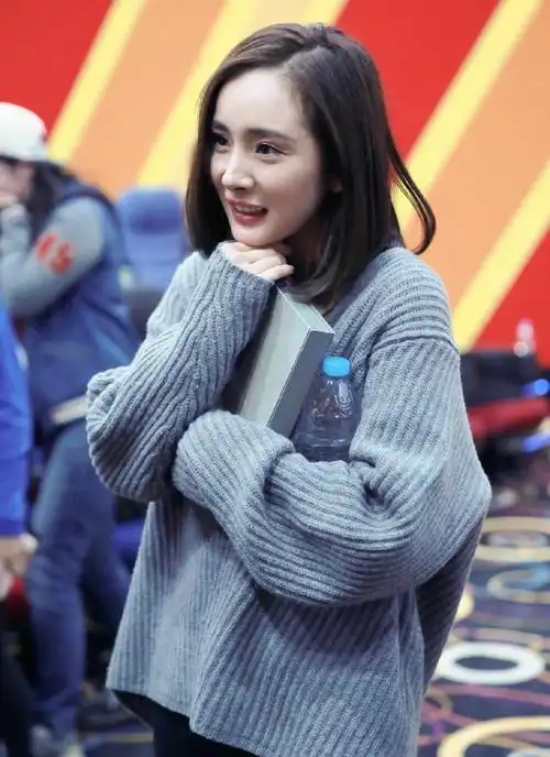 杨幂剪了短发以后感觉也更会穿了呢!