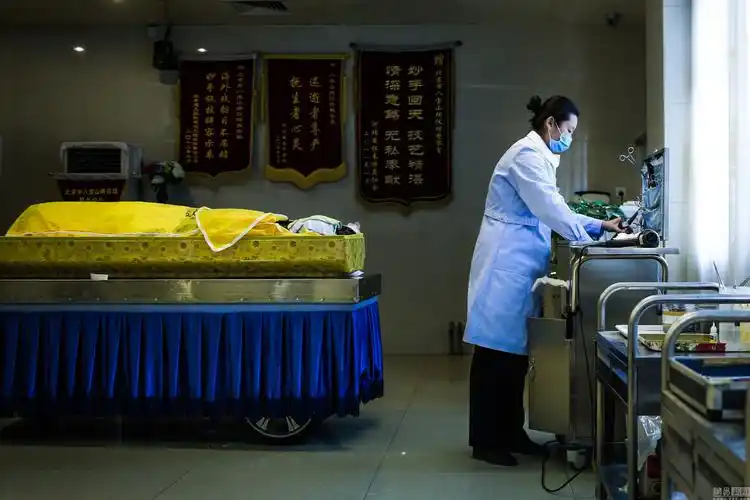 揭秘八宝山女入殓师 三年为5000具尸体整容