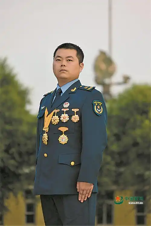 胸前的军功章记录了刘伟修入伍13年的汗水与收获.