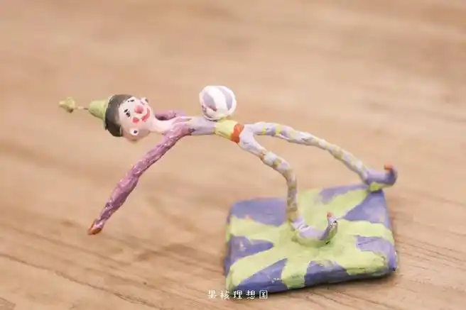 儿童手工《杂技演员》孩子们捏造的杂技演员,配色也很好看,动作形态也