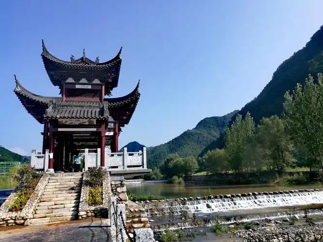 坐拥江山覌凤光无限