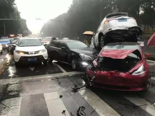 五车相撞,现场多车发生碰撞,飞跃"叠罗汉"?