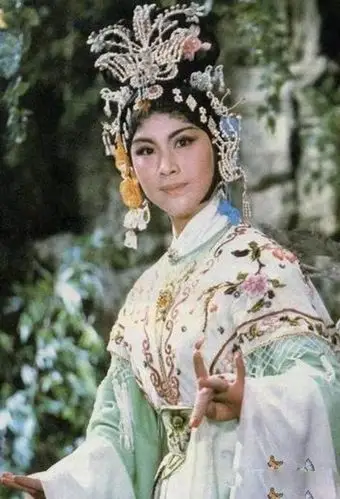 她是西游记里的铁扇公主,曾和六小龄童关系密切,却在38岁离世_王凤霞