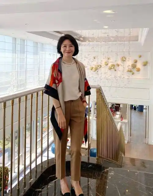 50岁女人的精致穿搭,端庄大气又显气质,时尚减龄又不失女人味_方式