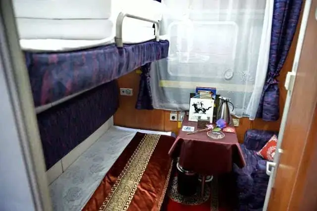 软卧和高级软卧车厢每个铺位装有视频播放设备,正在播放纪录片《神秘