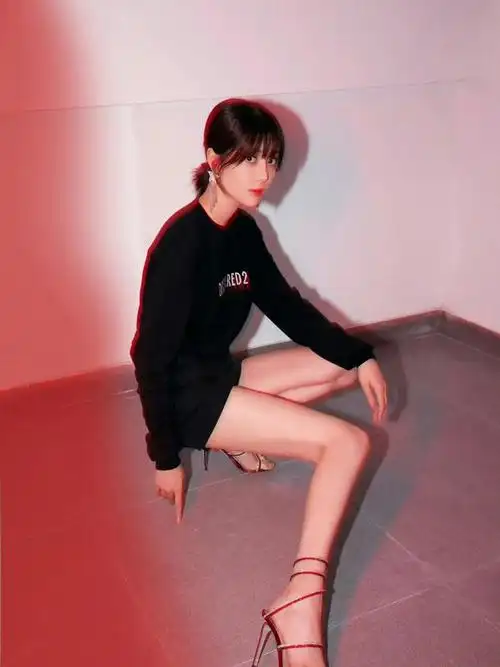 腿精美女李溪芮