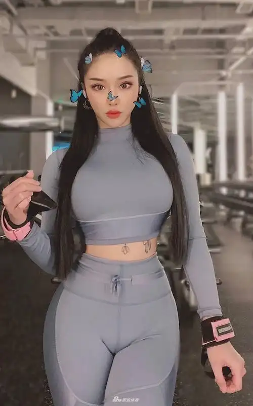 健身美女秀火辣身材纤腰抢镜