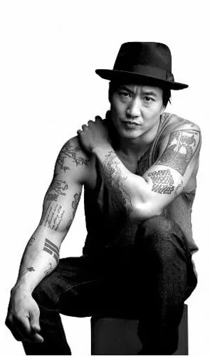 "邪恶冯"扮演者特瑞·陈不仅身材健硕,身上更是纹满了纹身.