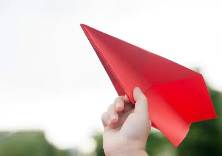 你会折纸飞机吗?快来跟我们一起折吧!